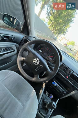Хэтчбек Volkswagen Golf 1999 в 