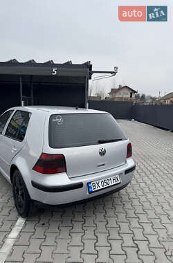Хэтчбек Volkswagen Golf 2000 в 