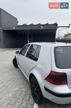 Хэтчбек Volkswagen Golf 2000 в 