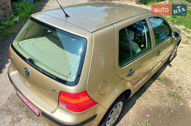 Хэтчбек Volkswagen Golf 2001 в 