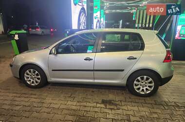 Хетчбек Volkswagen Golf 2005 в Луцьку