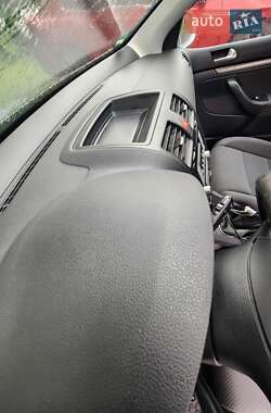 Хэтчбек Volkswagen Golf 2005 в 