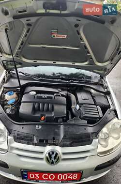 Хэтчбек Volkswagen Golf 2005 в 