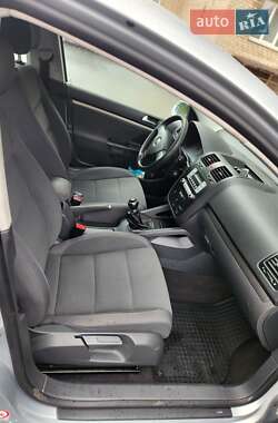 Хэтчбек Volkswagen Golf 2005 в 