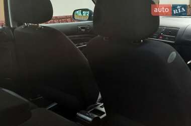 Хетчбек Volkswagen Golf 2002 в 
