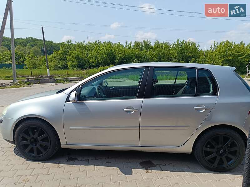 Хетчбек Volkswagen Golf 2004 в Городку