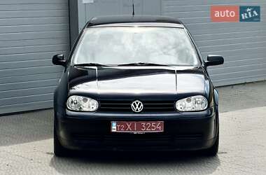 Хэтчбек Volkswagen Golf 2000 в 