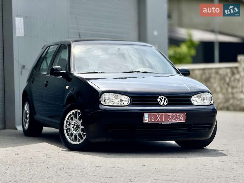 Хэтчбек Volkswagen Golf 2000 в 