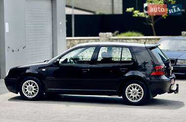 Хэтчбек Volkswagen Golf 2000 в 