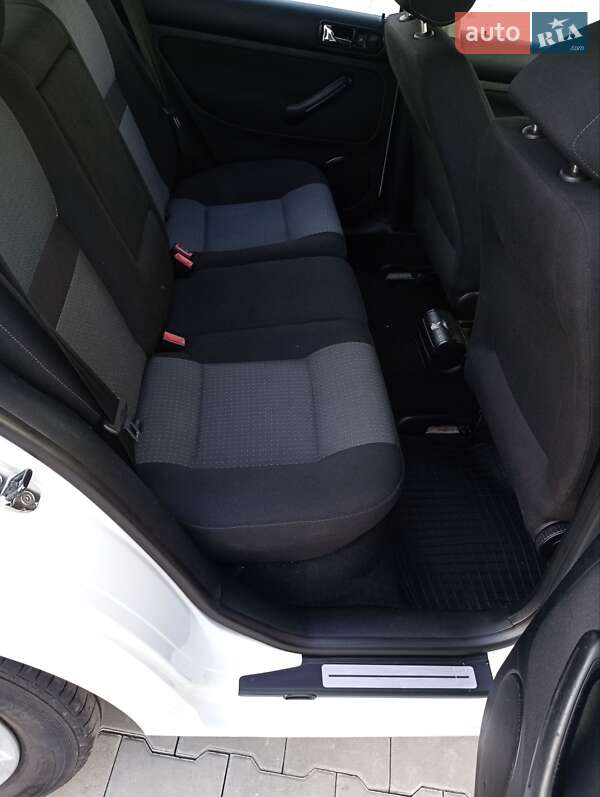 Универсал Volkswagen Golf 2003 в Самборе