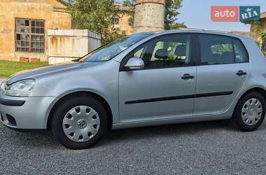 Хэтчбек Volkswagen Golf 2004 в 