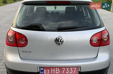 Хэтчбек Volkswagen Golf 2004 в 