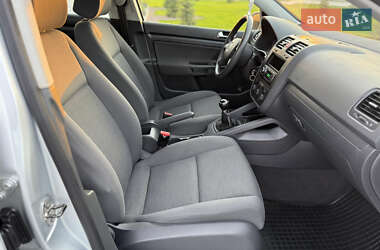 Хэтчбек Volkswagen Golf 2004 в 
