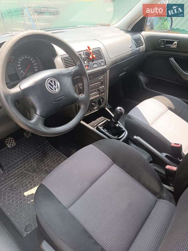 Хэтчбек Volkswagen Golf 2002 в Ильнице