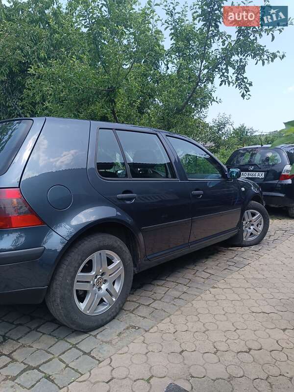 Хэтчбек Volkswagen Golf 2002 в Ильнице