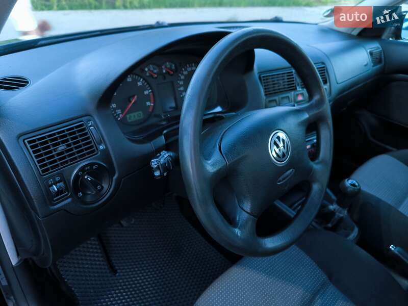 Універсал Volkswagen Golf 2002 в Чернівцях