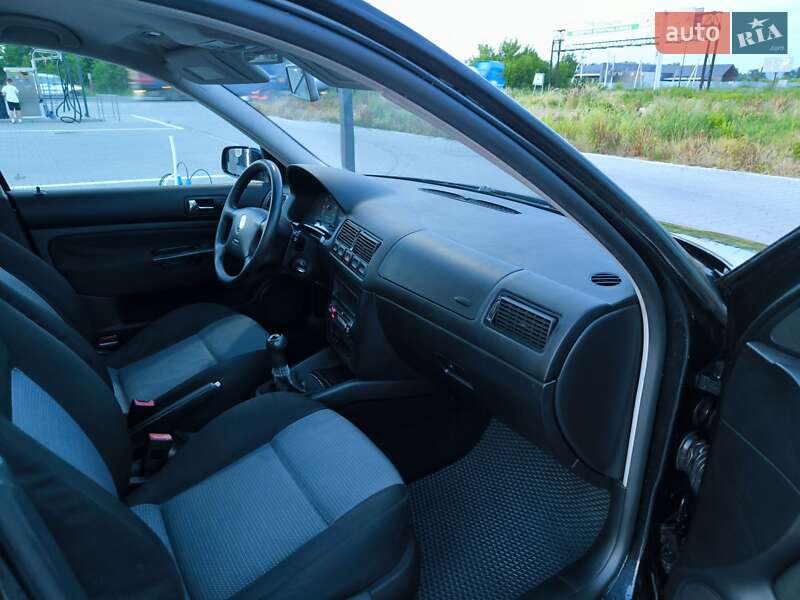 Універсал Volkswagen Golf 2002 в Чернівцях