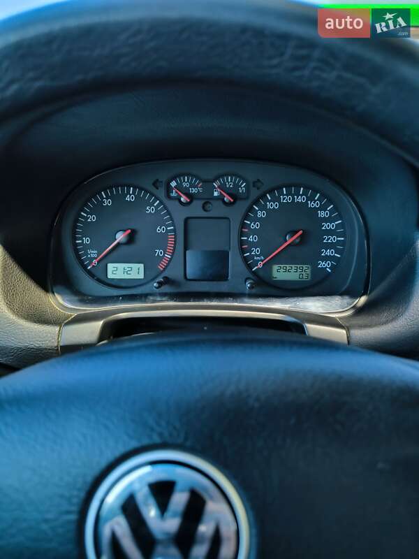 Універсал Volkswagen Golf 2002 в Чернівцях