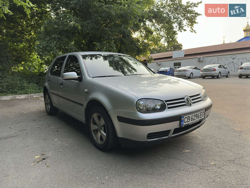 Хэтчбек Volkswagen Golf 2003 в 