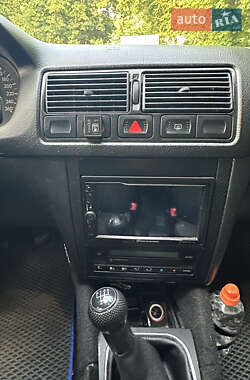 Хэтчбек Volkswagen Golf 2003 в 