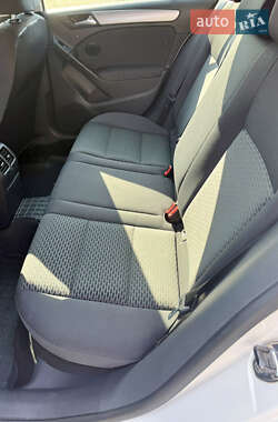 Хэтчбек Volkswagen Golf 2011 в 