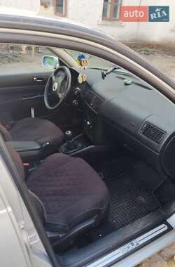 Хетчбек Volkswagen Golf 2001 в 