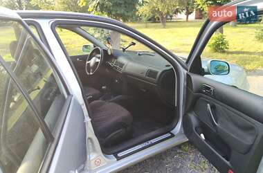 Хетчбек Volkswagen Golf 2001 в 