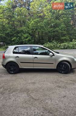 Хэтчбек Volkswagen Golf 2004 в 