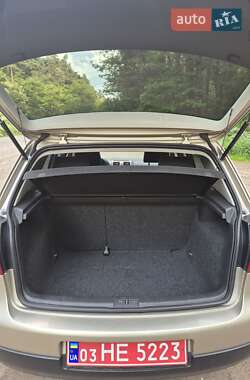 Хэтчбек Volkswagen Golf 2004 в 