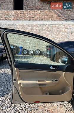 Хетчбек Volkswagen Golf 2006 в 