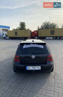 Хетчбек Volkswagen Golf 2000 в 