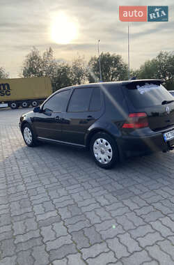 Хетчбек Volkswagen Golf 2000 в 