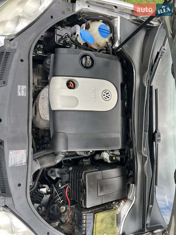 Хэтчбек Volkswagen Golf 2004 в Черновцах