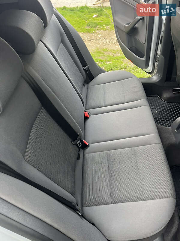 Хэтчбек Volkswagen Golf 2004 в Черновцах