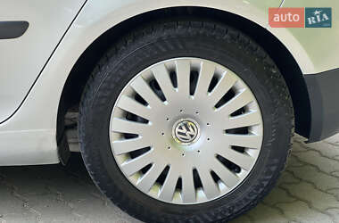 Хэтчбек Volkswagen Golf 2004 в 