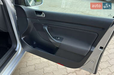 Хэтчбек Volkswagen Golf 2004 в 