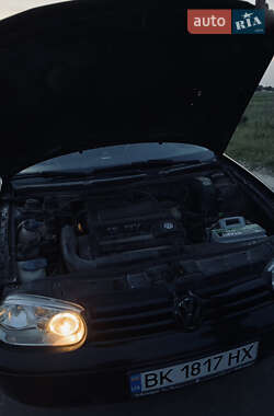 Хэтчбек Volkswagen Golf 2000 в Березному