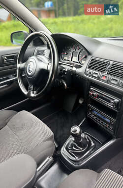 Хэтчбек Volkswagen Golf 2002 в 