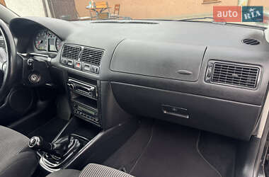 Хэтчбек Volkswagen Golf 2002 в 