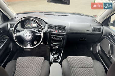 Хэтчбек Volkswagen Golf 2002 в 