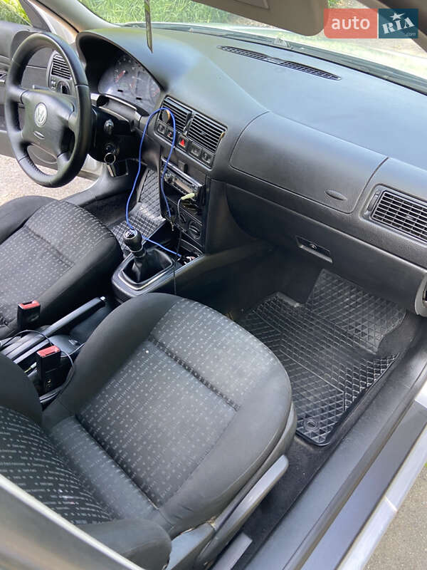 Хетчбек Volkswagen Golf 2003 в Києві