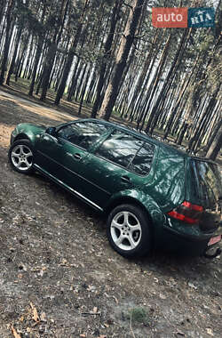 Хетчбек Volkswagen Golf 2002 в 