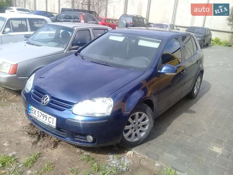 Хэтчбек Volkswagen Golf 2005 в 