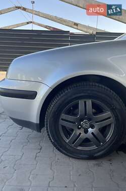 Хэтчбек Volkswagen Golf 2003 в 