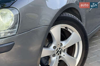 Хэтчбек Volkswagen Golf 2005 в 