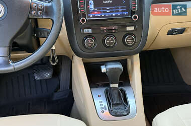 Хэтчбек Volkswagen Golf 2005 в 