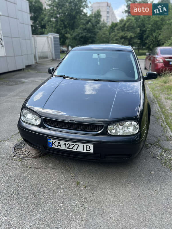 Хетчбек Volkswagen Golf 2003 в 