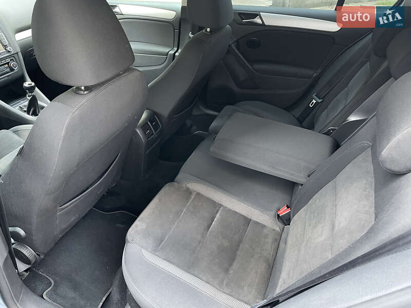 Хэтчбек Volkswagen Golf 2009 в Киеве
