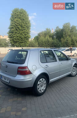 Хетчбек Volkswagen Golf 2003 в 