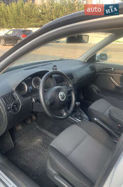 Хетчбек Volkswagen Golf 2003 в 